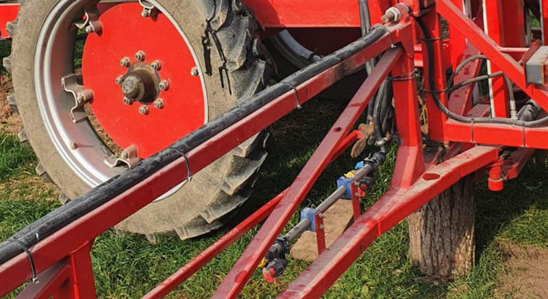 Mężczyzna zginął przygnieciony przez opryskiwacz