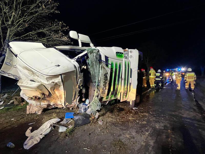 Przewrócony tir z półtuszami wieprzowymi