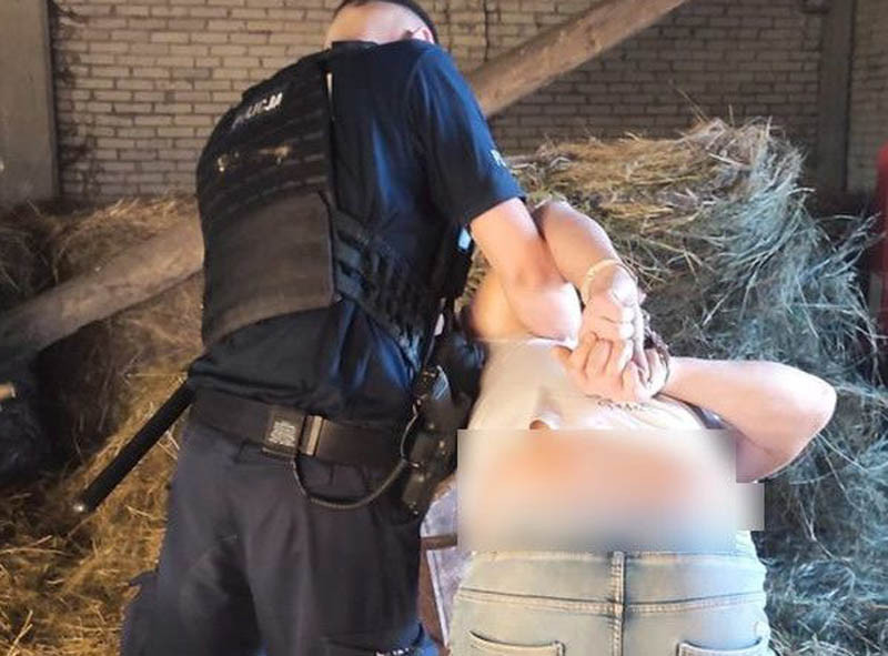 Ukradł dwa foteliki samochodowe. Schował się w sianie