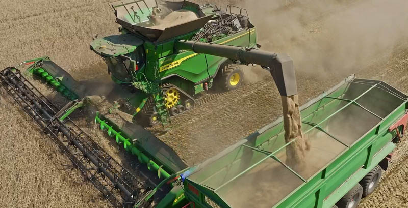 Żniwa coraz bardziej wymagające. Technologia John Deere wychodzi naprzeciw