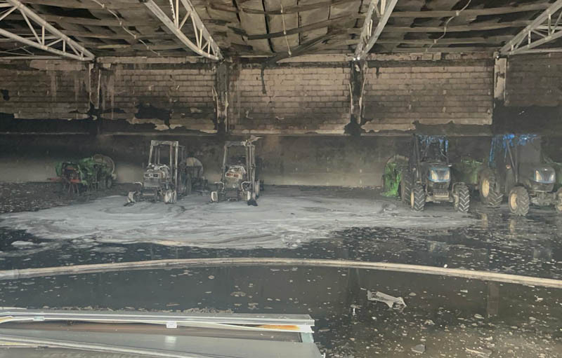 Spłonęły traktory w hali magazynowej