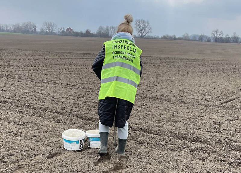 Po co inspektorzy PIORiN-u badają glebę?