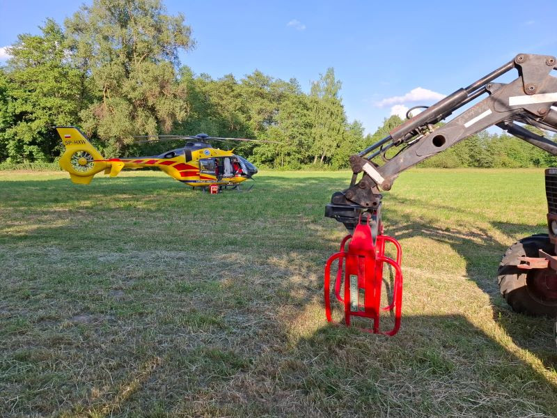 Mężczyzna wciągnięty przez prasę