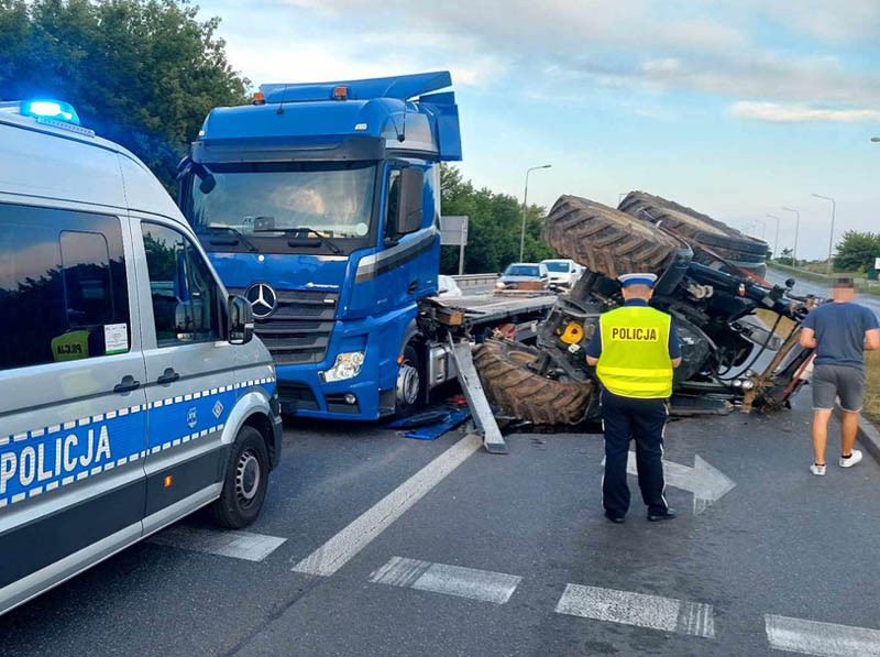 Ciągnik spadł z przewożącej go ciążarówki
