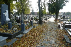 Morawiecki: cmentarze zamknięte od soboty do poniedziałku