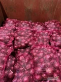 Mamy do sprzedania czerwoną polską cebulę w bardzo dobrym stanie jakościowym, może nie jest bardzo gruba ale do handlu detalicznego...