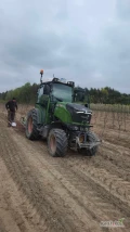 oferuje sadzenie drzewek bądź krzewów ciągnikiem z sadzarką królik. Ciągnik posiada nawigację NovAtel trimble. Dokładność...