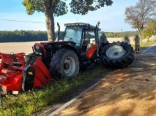 Na ciągnik koszący trawę najechała ciężarówka