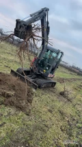 Oferuje usługi minikoparką i wywrotką (5 ton). Wykonuje wszelakie prace ziemne takie jak:
