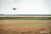 Nowoczesne wykorzystanie agrodrone&#39;ów do siewu roślin okrywowych przed zbiorami: innowacyjne podejście do poprawy gleby
