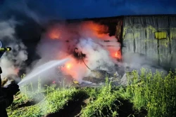 Zapaliła się ładowarka teleskopowa. Spłonął budynek gospodarczy