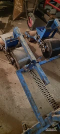 Sprzedam siewnik szczotkowy dwu sekcyjny do warzyw, jedna sekcja sieje dwa rządki, rama jest której na zdjęciu nie widać, tarcze też...