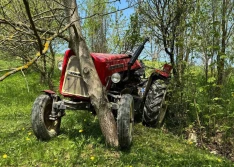 Naprawiał traktor przy włączonym silniku...