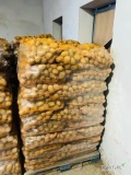 Sprzedam ziemniaki handlowe soraya kaliber 45+ gotowe 24 tony na paletach po 70 worków 15kg. Ziemniak z jasnej ziemi, czysty bez...