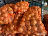 Sprzedam cebulę złotą bardzo ładna łuska. Ilość busowa. Pakowana w worki 15 kg.