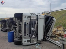 Przewrócona ciężarówka z żywym drobiem - ZDJĘCIA