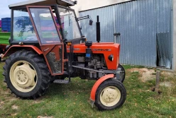 Ciągnik się stoczył, gdy próbowano odpiąć przyczepę