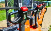 Używany paleciak elektryczny z niskim masztem i wstępnym unoszeniem wideł – zawsze dostępny w naszej ofercie!
