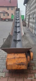 Sprzedam taśmociąg podajnik z zabierakami do załadunku tira , może służyć jako ptyzmownik .Długość 7,3 metra szerokość tasmy 40...