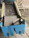 Sprzedam sortownik sitowy elektryczy do ziemniaków z workownicą cena2800. Zł do negocjacji 