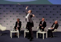 Minister Kowalczyk obrzucony jajkami