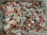 Mrożone mięso z kością z kozy pakowane w worki po ok.1kg i karton 15szt. Waga kartonu 15kg.