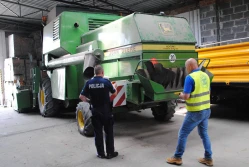 Strażacy z Pleszewa dbają o bezpieczeństwo rolników przy pracach polowych