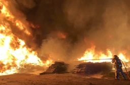 Agrowłóknina płonęła jak pochodnia. Poparzony strażak!