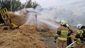 7 zastępów strażaków gasiło samochód ze słomą
