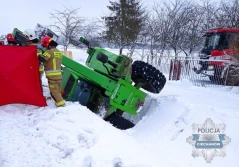 Chciał odśnieżyć drogę do gospodarstwa. Przygniotła go ładowarka