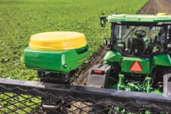 John Deere ogłasza partnerstwo ze SpaceX, aby zwiększyć dostęp rolników do GPS oraz GMS