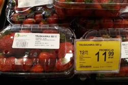 Truskawki na straganie nawet po 7 zł/kg. A w sklepach?