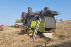 Kombajn przewrócił się na dach!