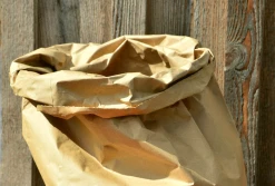 Bioaktywny papier zastępuje plastik do pakowania żywności