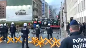 Protest w Brukseli: policja z armatkami kontra rolnicy z ziemniakami w rękach