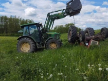 Mężczyzna przygnieciony przez ciągnik. Pomógł mu inny traktorzysta