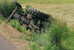 Ciągnik w rowie. Kierowca ,,dał nogę''