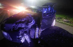 Odczepiona przyczepa ciągnika zmiażdżyła samochód