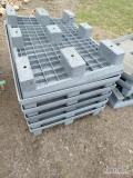 Sprzedam 15 sztuk palet plastikowych z gniazdami 
