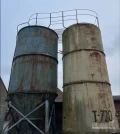 Sprzedam dwa silosy zbożowe o łącznej pojemności ok. 22 ton zboża. Niebieski silos lejowy, żółty płaskodenny