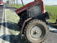 Ciągnik przełamany na pół, kierowca w szpitalu - ZDJĘCIA