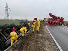 Ciężarówka przewożąca drób wpadła do rowu