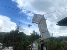 Zerwany przez burzę dach zawisł na linii energetycznej i...