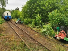 Ciągnik nie miał szans z wąskotorówką