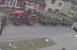 Ukradł 150 balotów siana. Nagrał to monitoring