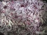 Oferujemy mrożoną cebulę czerwoną, krojoną w pół plastry 4mm, pakowaną w kartony po 10 kg .