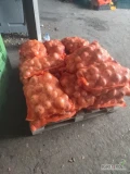 Witam sprzedam cebule twarda fazerowana kaliber 7+ . Cena 1.40 kg  w worku 10 kg . Możliwość transportu , dostępne większe ilości....