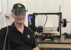 Czapka z daszkiem z maską ochronną? Inżynierowie John Deere stworzyli unikalny projekt