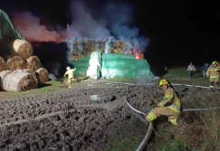 Spłonęło 500 balotów siana