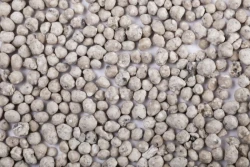 Jak jest różnica pomiędzy zbryleniem nawozów a ich klinowaniem?